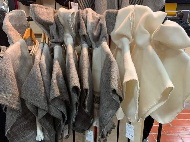 Ruanas de lana blancas y grises colgadas